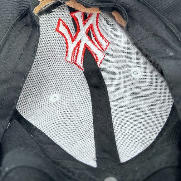 New York Yankee Baseball Cap Adjustable Strap Logo Black White Red Hat - Picture 8 of 8